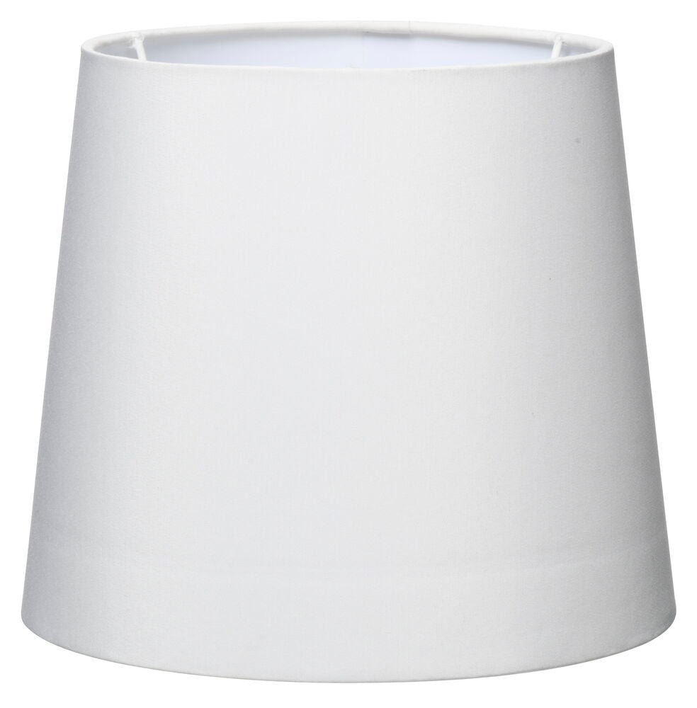 Vit lampskärm med tidlös design och slät yta.