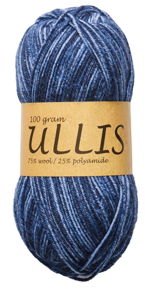 Nystan blått garn med pappersetikett runt.