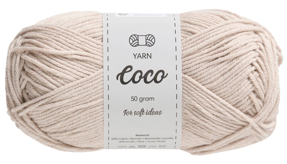 Ein beiges Garnknäuel mit weißem Etikett.