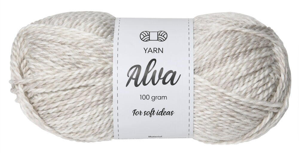 Ein Knäuel weiches, offwhite Garn mit Etikett.