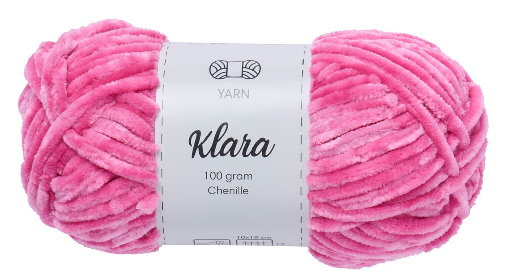 Ett nystan rosa chenillegarn med pappersetikett.