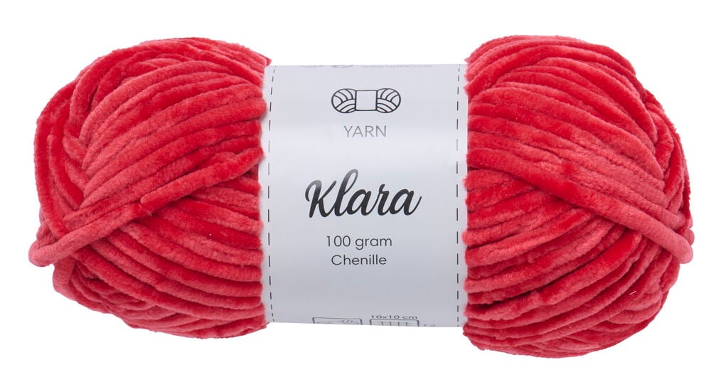 Ett nystan rött mjukt chenillegarn med etikett.