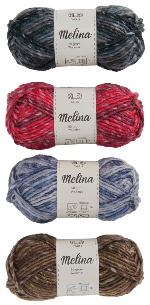 Fyra Knäuel melierte Wolle in verschiedenen Farben.