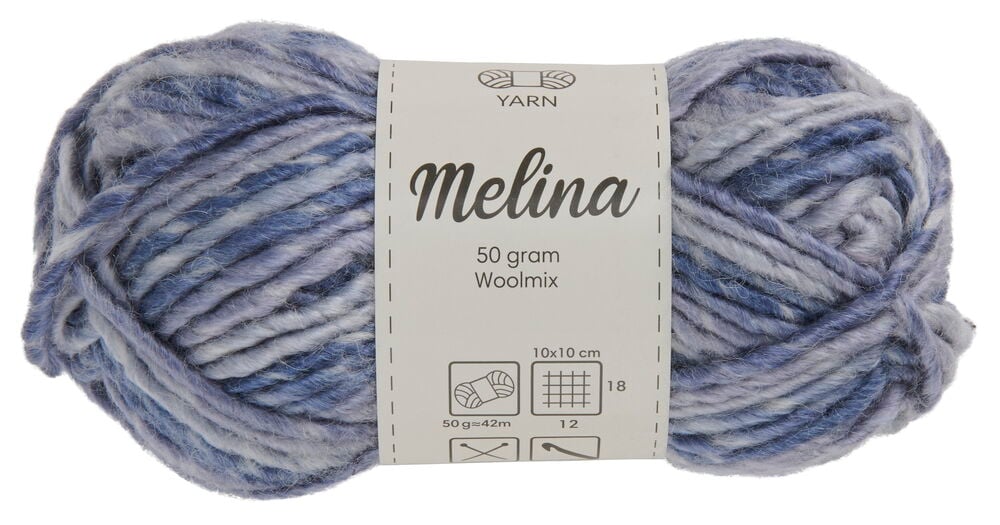 Garnknäuel in Blau und Weiß mit Etikett.