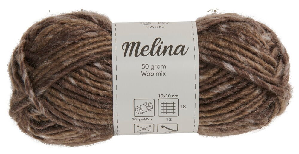 Braunes Wollknäuel mit Etikett Melina 50 Gramm.