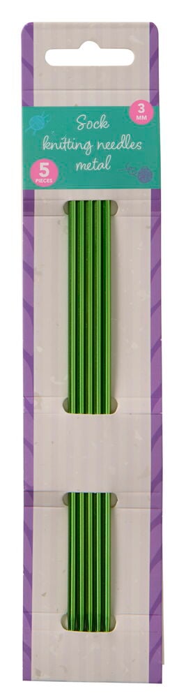 Fem gröna strumpstickor i förpackning.
