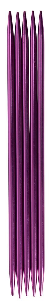 Fem lila strumpstickor i metall på rad.