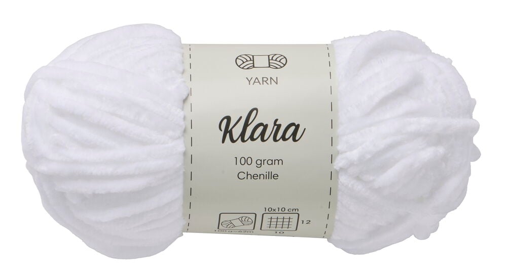 Wolle Klara 100 g Weiß, ein Knäuel weiße Chenillewolle mit einem Etikett, das Gewicht und Material angibt.