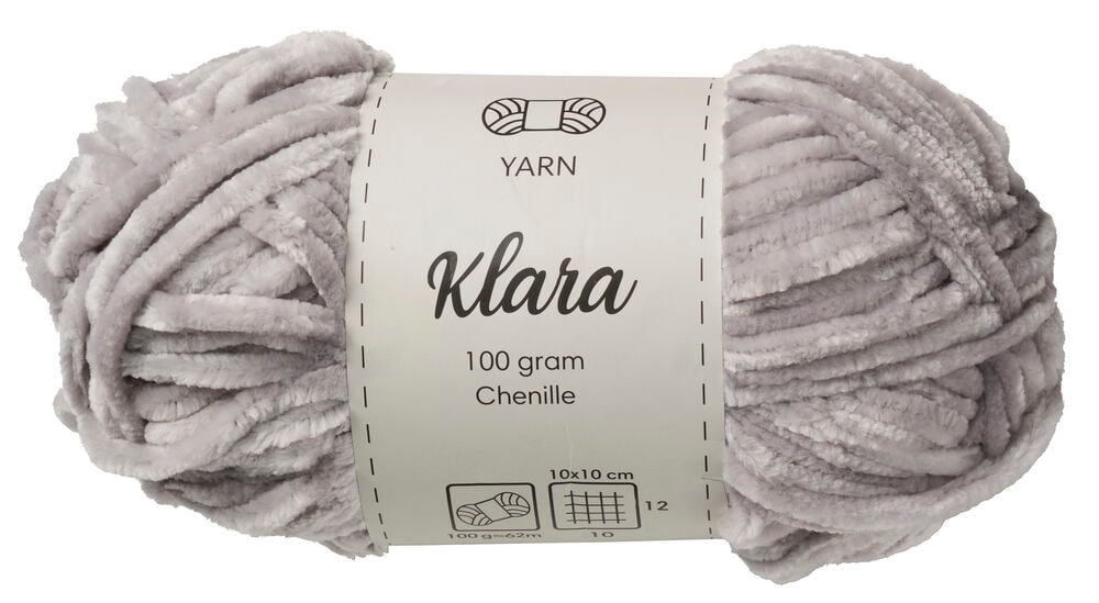 Ett 100 gram Klara grått chenillegarnnystan med etikett.
