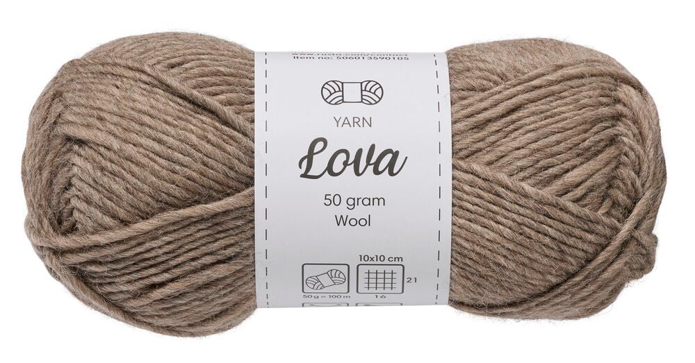 Ett nystan Lova 50 g Beige garn med produktetikett.