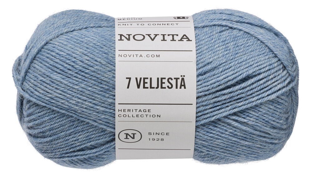Vaaleansininen lankakerä valkoisella etiketillä, jossa lukee 'Novita 7 Veljestä Heritage Collection'.