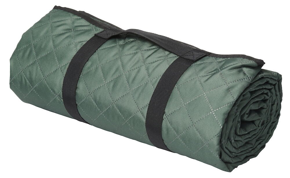 Stor grønn piknikteppe rullet sammen med svart håndtak.