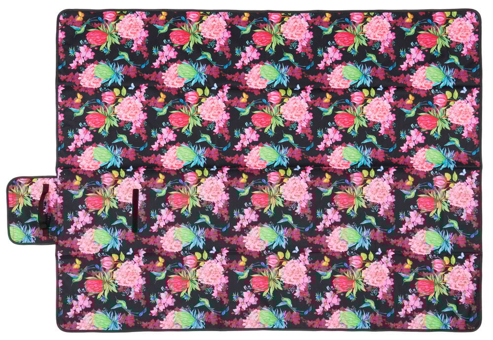 Flerfarget piknikpledd med tropisk blomstermønster.