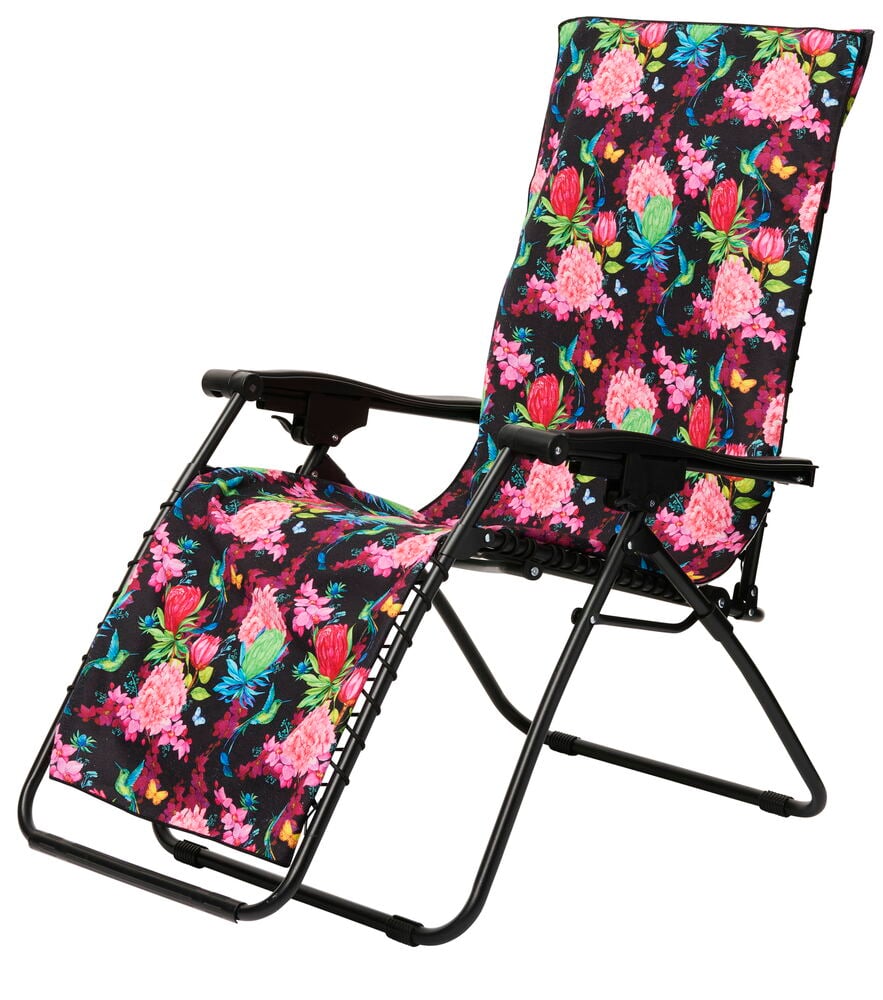 Solstol med fargerikt blomstrete håndkle over setet.