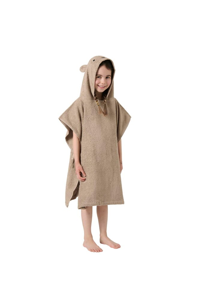 Lapsi ruskeassa hupullisessa uimaponchossa, jossa on eläinaiheita.