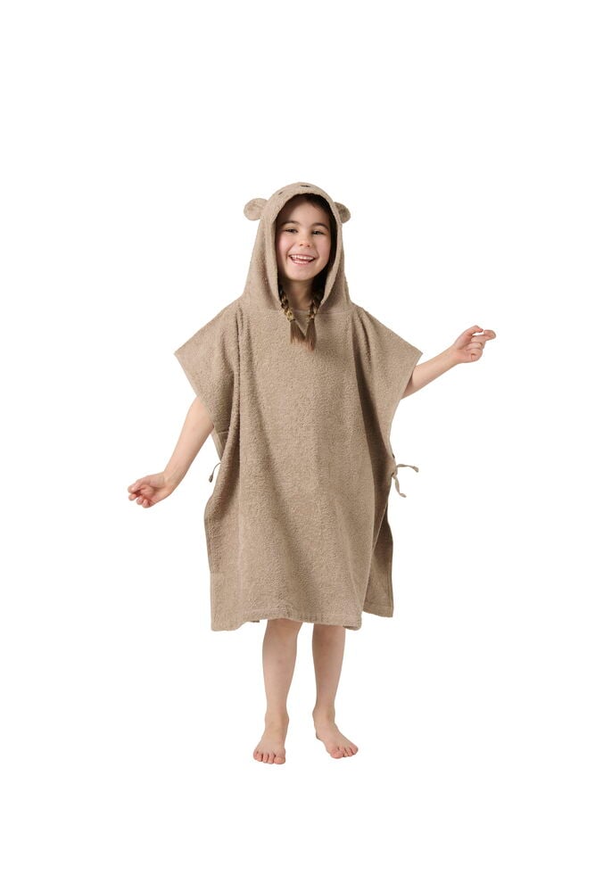 Lapsi beigeessä hupullisessa ja korvallisessa ponchopyyhkeessä.