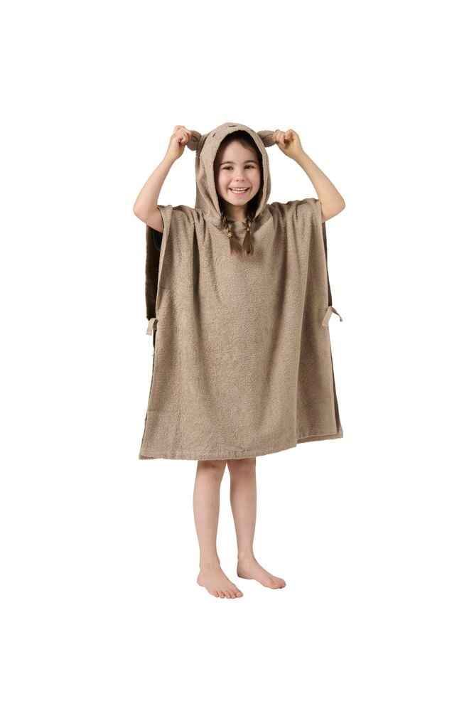 Lapsi ruskeassa hupullisessa pyyheviitassa, jossa on korvat.