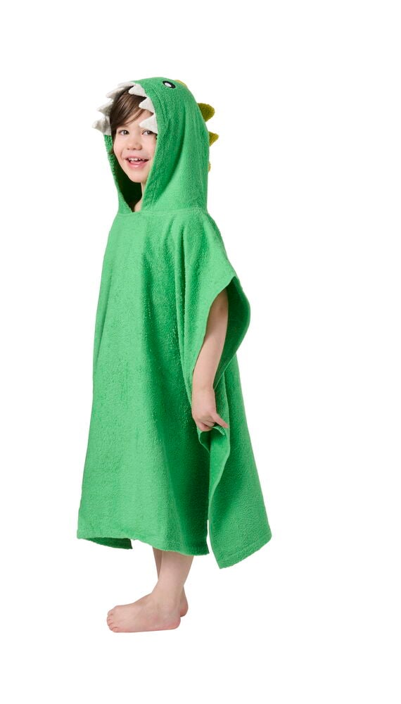 Kind im grünen Badeponcho mit Tiermotiven und Kapuze.