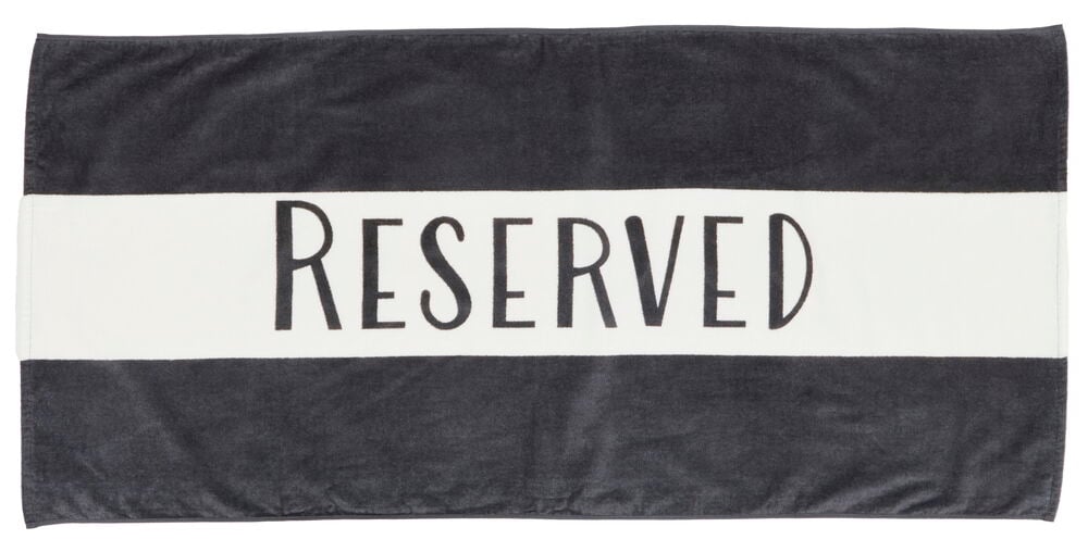 Randig strandhåndkle i grått og grønt med tekst.