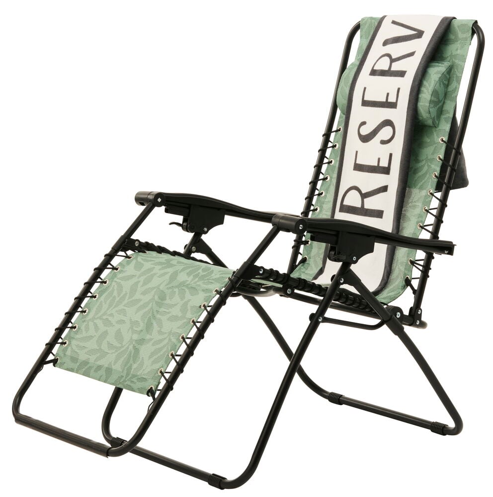 Grå og grønn stripete strandhåndkle på solseng.