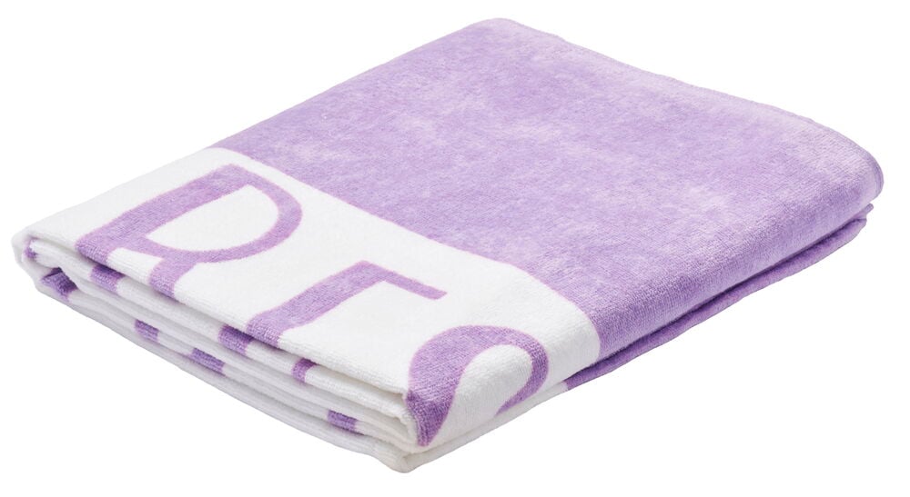 Brett strandhåndkle i lilla og hvitt mønster.