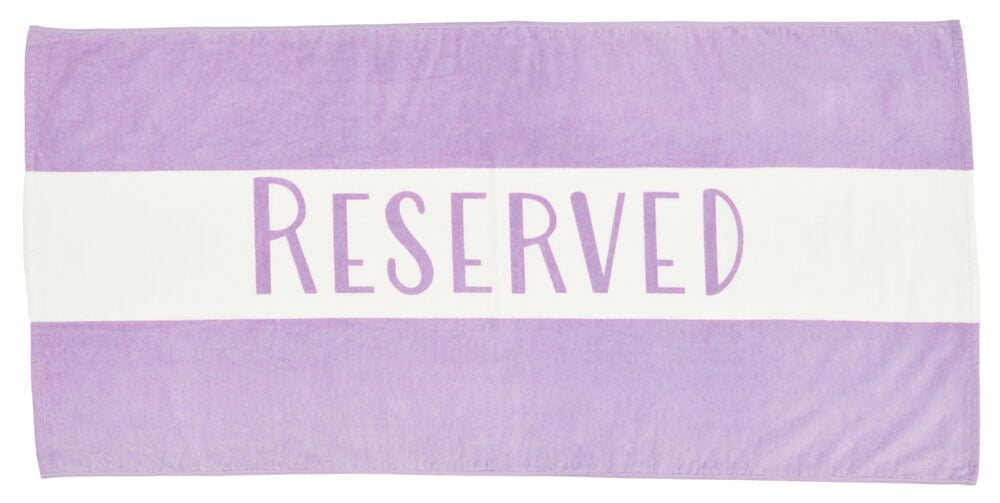 Randig strandhåndkle lilla med teksten Reserved.