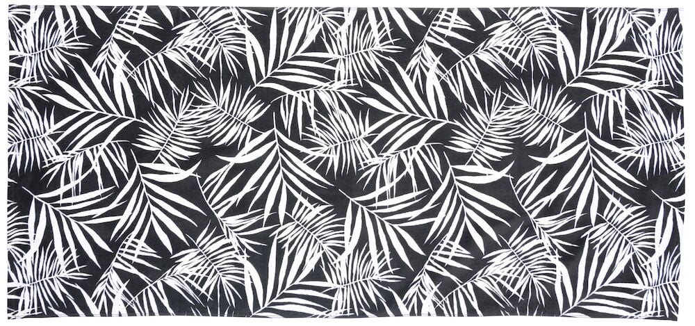 Svart strandhåndkle med hvitt palmebladmønster.