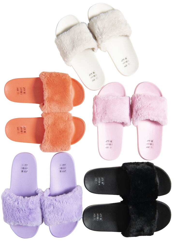 Färgade tofflor med mjuk pälsimitation i olika färger.