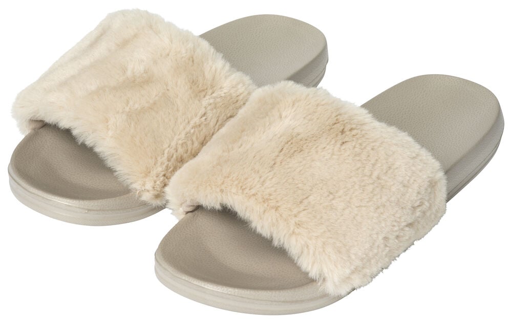 Beiga tofflor med mjuk pälsimitation och öppen tå.