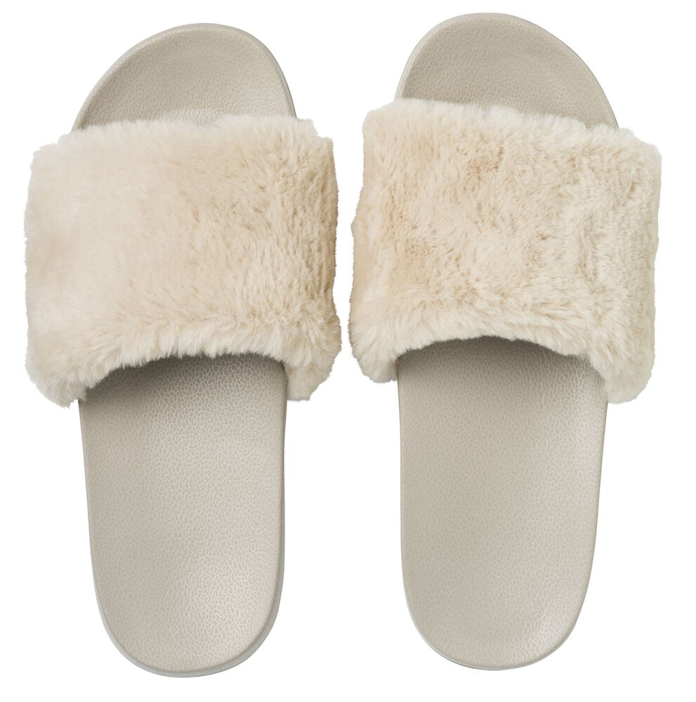 Beiga fluffiga tofflor med bred mjuk rem.