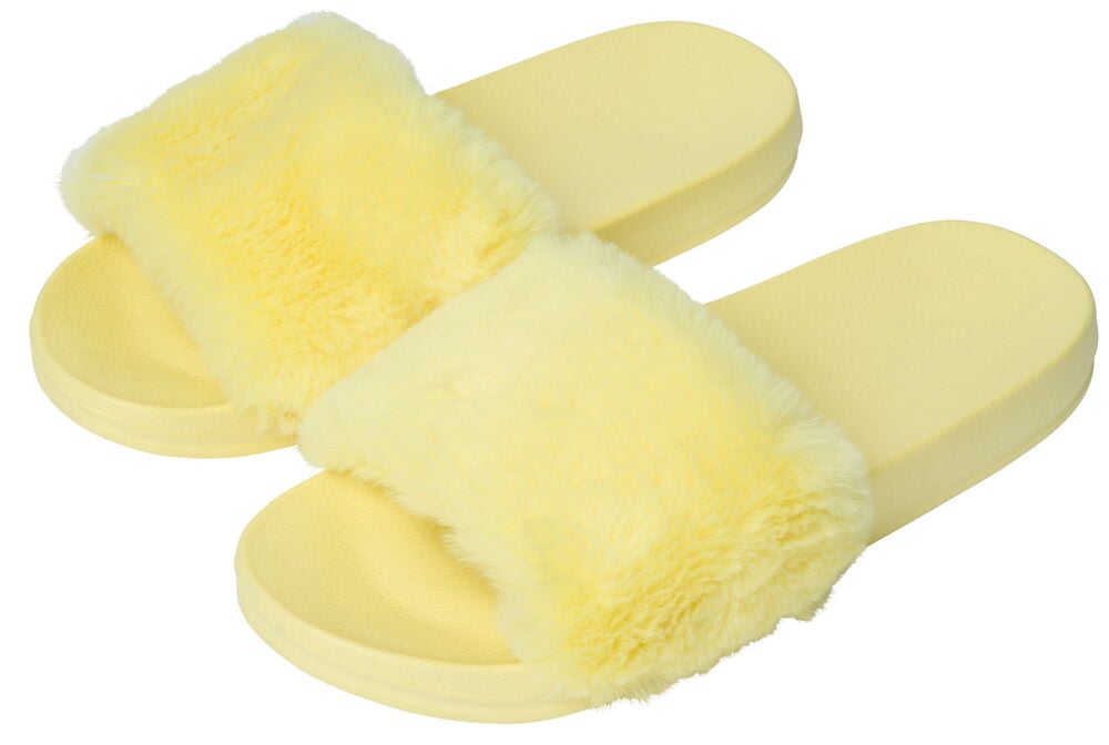 Ett par mjuka gula tofflor i polyester.