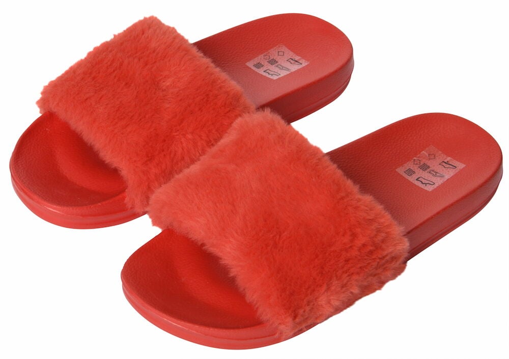 Röda tofflor med mjuk pälskant och plattsula.