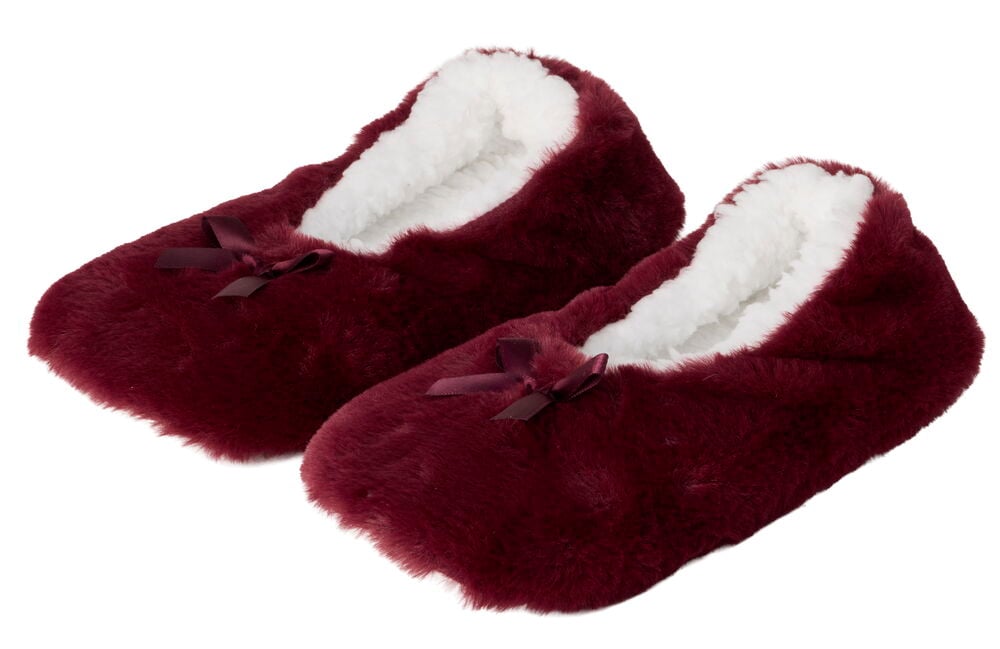Et par røde ballerinatøfler i polyester med fuskepels, hvit foring og små sløyfer.