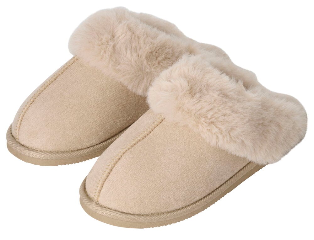 Ein Paar beige Polyester-Hausschuhe mit Kunstfellbesatz, runder Zehenkappe und geriffelter Sohle.