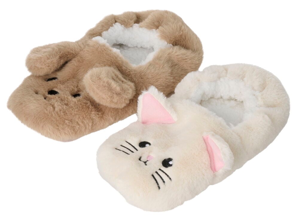 Zwei Paar Plüschpolyester Hausschuhe Pets; eine cremefarbene Katze, ein brauner Bär, beide mit weißem Futter.