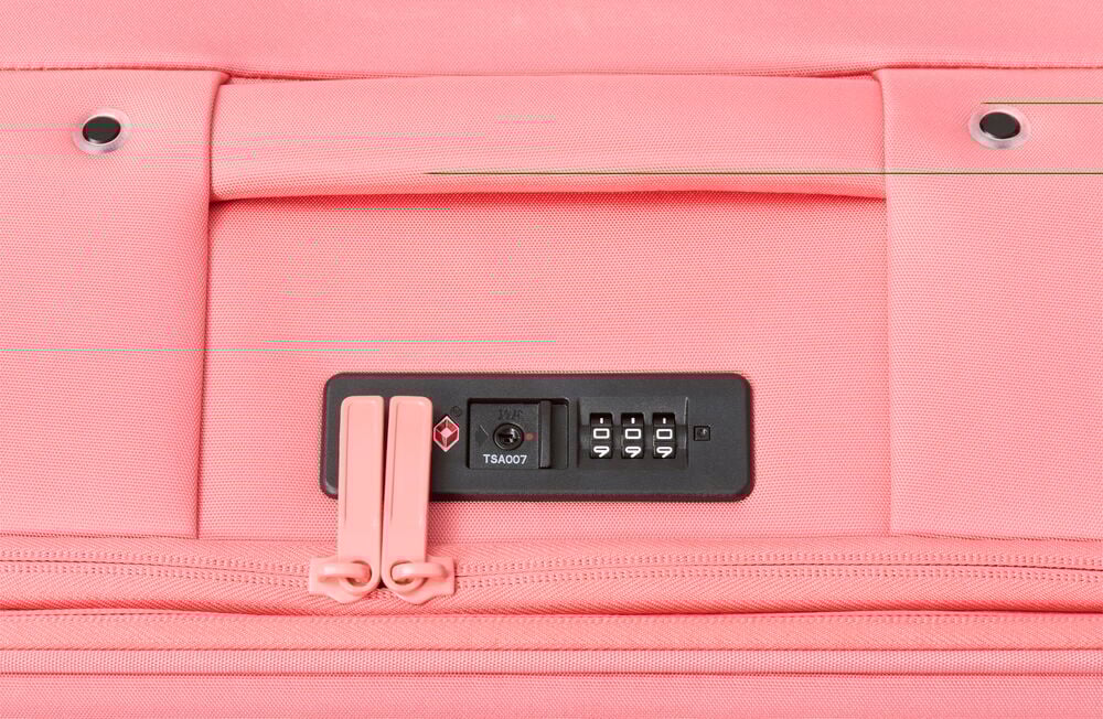 Rosa resväska med TSA-lås och dragkedja.