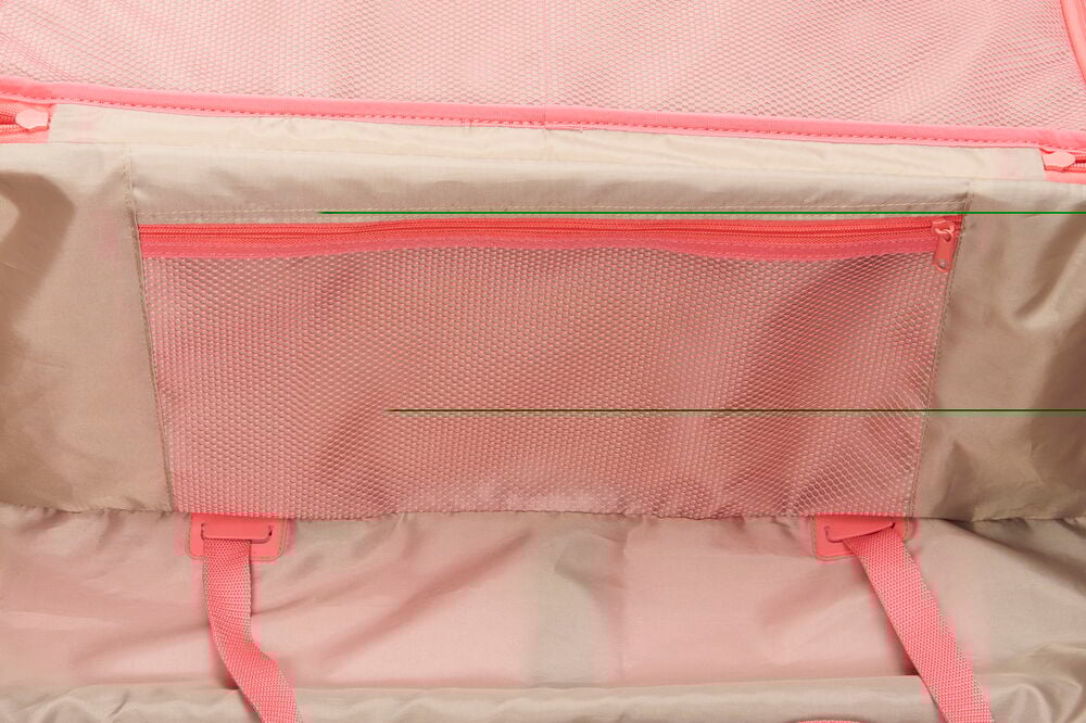Resväska med rosa foder och nätficka med dragkedja.