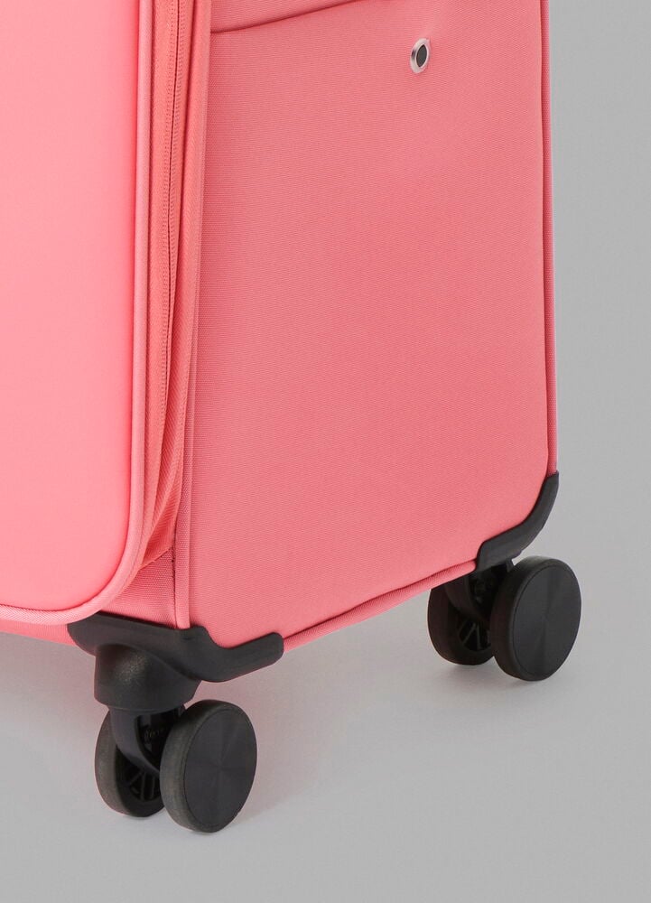 Rosa resväska med svarta dubbelhjul på sidan.