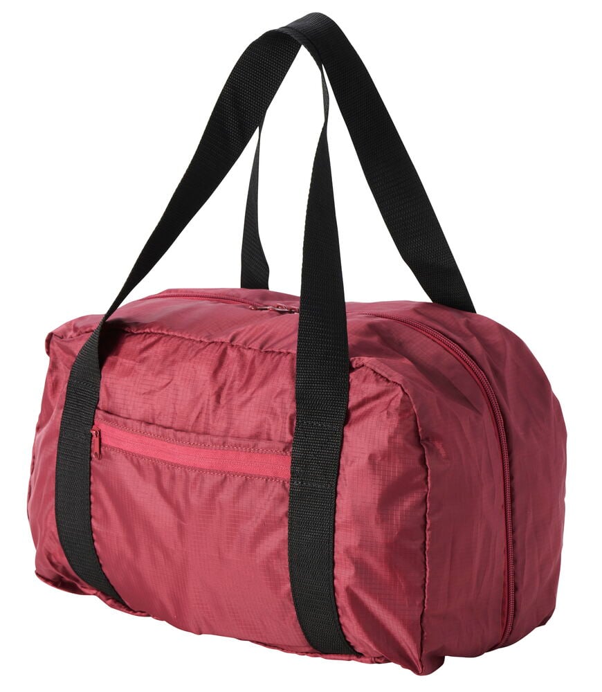 Röd duffelbag med svart bärhandtag och ytterficka.
