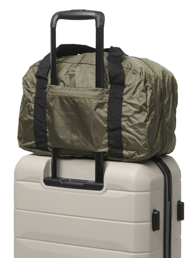 Khakigrön duffelbag på resväska med svarta handtag.