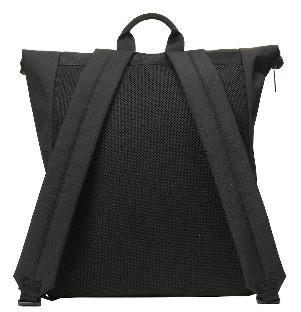 Svart ryggsäck med två axelremmar och bärhandtag.