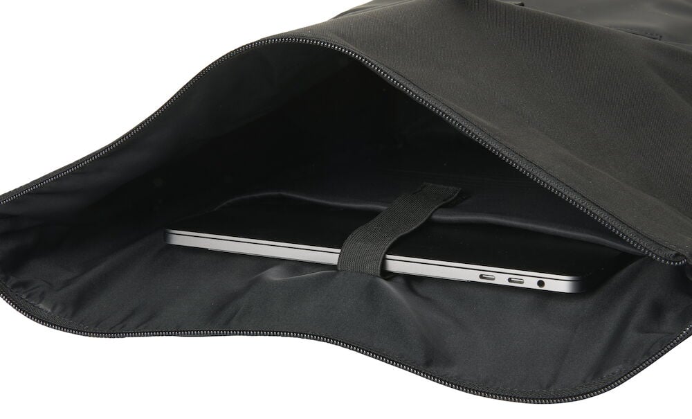 Svart ryggsäck med datorfack och öppen dragkedja.