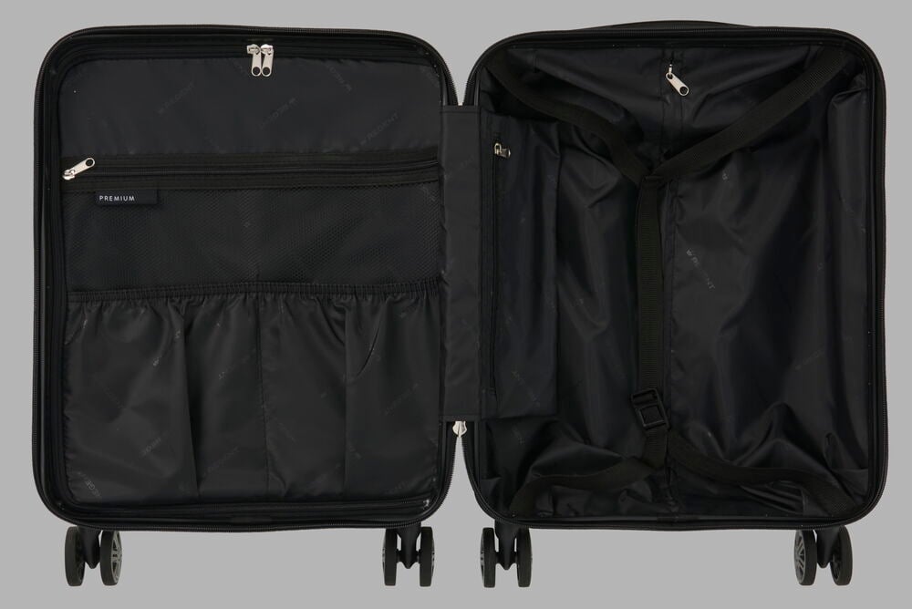 Öppen svart kabinväska med fickor och spännband.