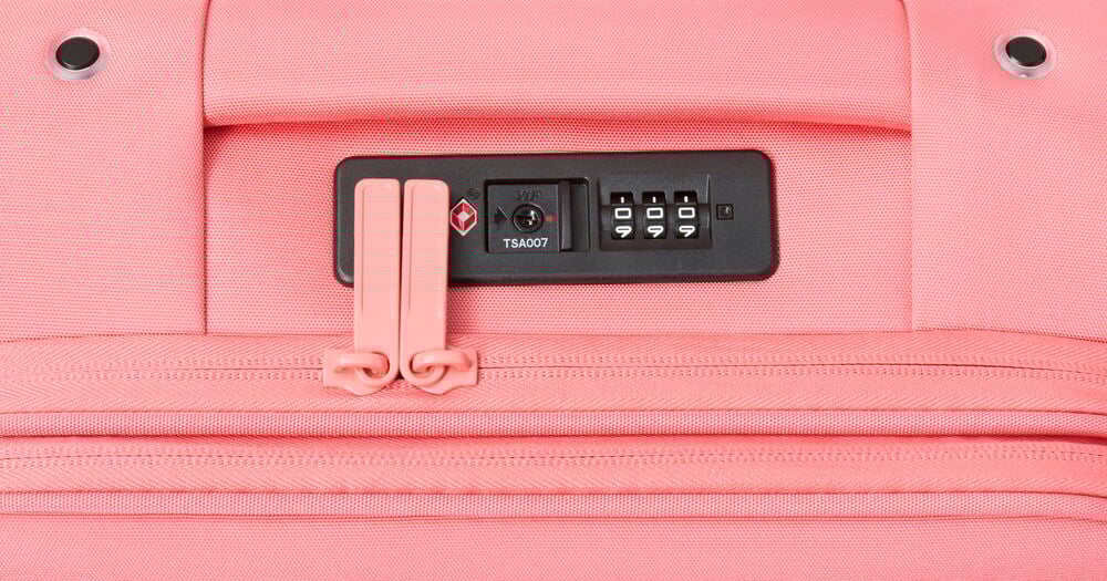 Rosa kabinväska med integrerat TSA kombinationslås.