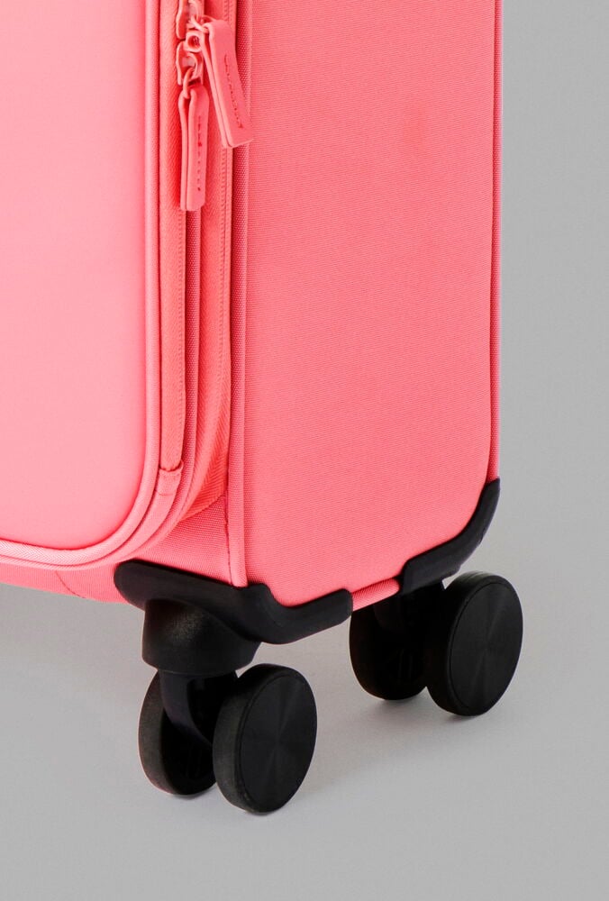 Rosa kabinväska med svarta dubbelhjul.