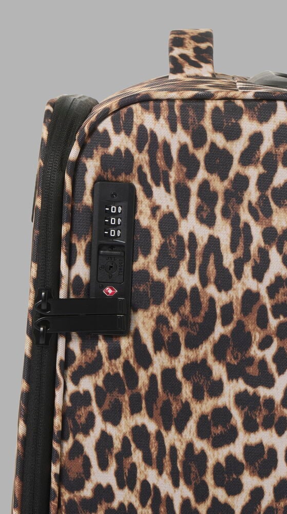 Kabinväska Regent Air Polyester TSA-lås i leopardmönster med svart dragkedja och svart kombinationslås.