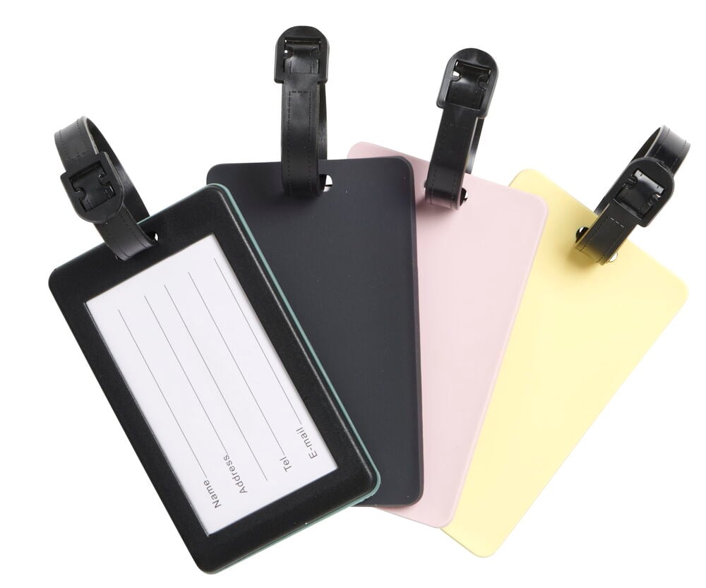 Tre bagagetaggar i olika färger med remmar.