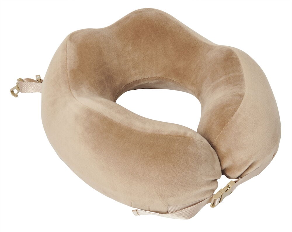 Beige nackkudde i velour med justerbar rem.