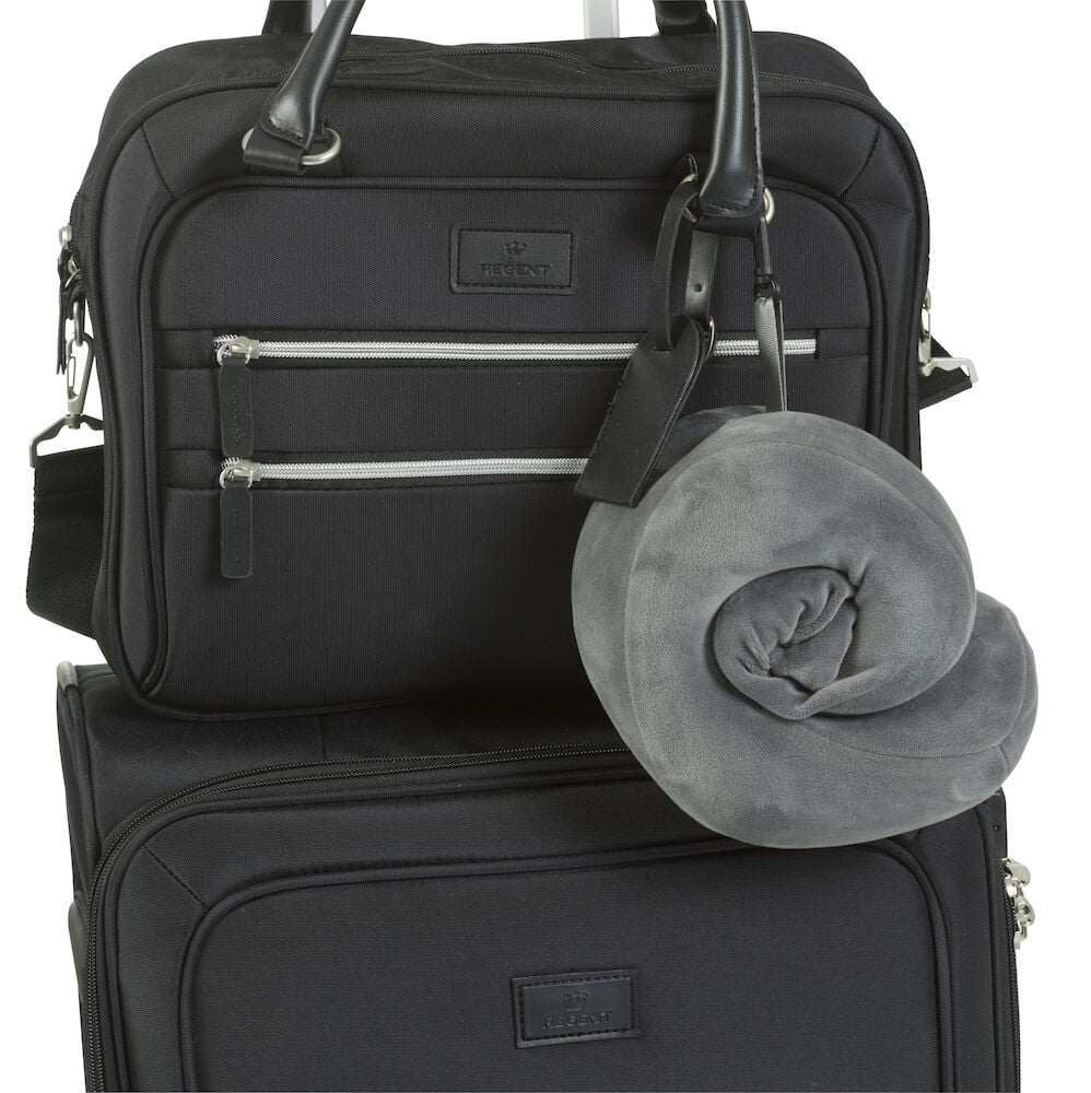 Grå nackkudde hänger på svart bagage.