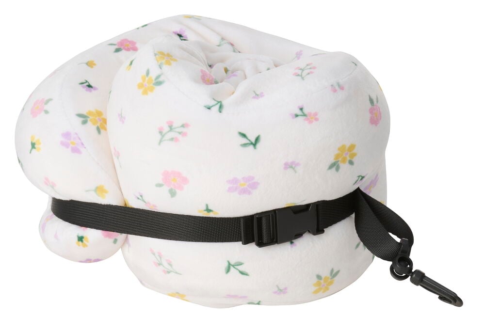 Nakkepute Blomster, hvit med blomstermønster, festet med svart reim med spenne og klips.